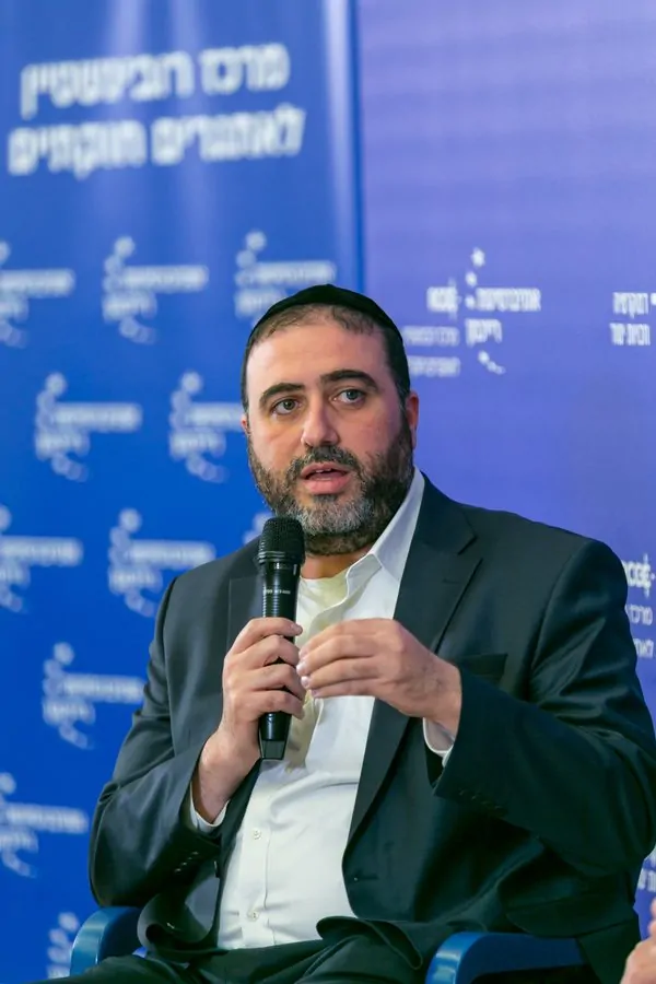 דובר בכנס יסוד